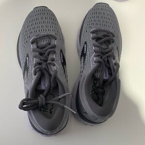 NWT Brooks Ghost 13 Sneakers in Gray and Purple color

Size 6